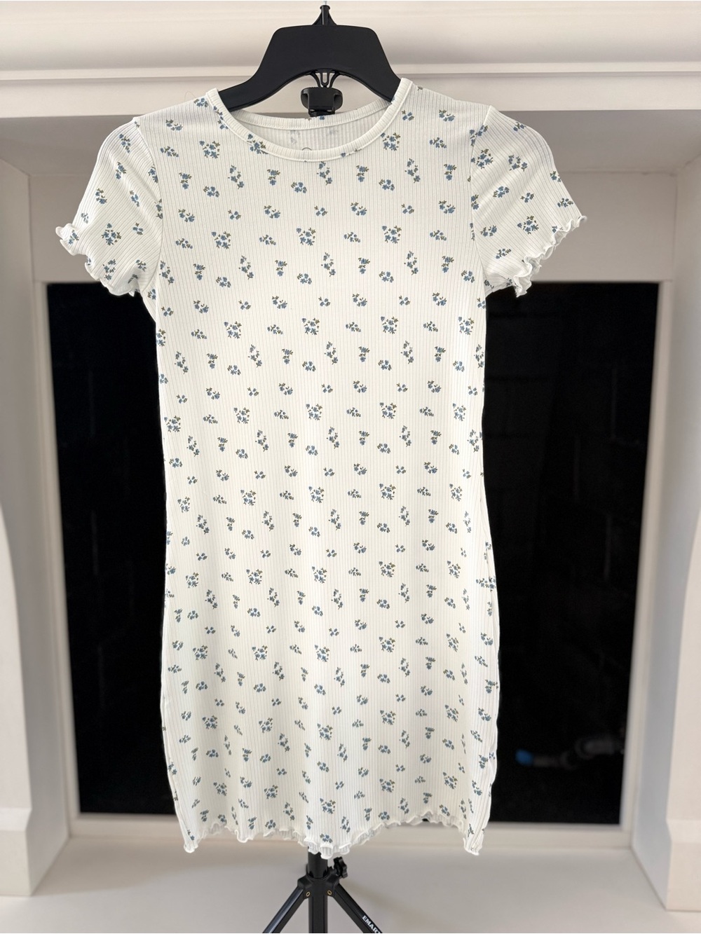 art class White Ribbed Mini Dress with Blue Floral Print Size 10/12
